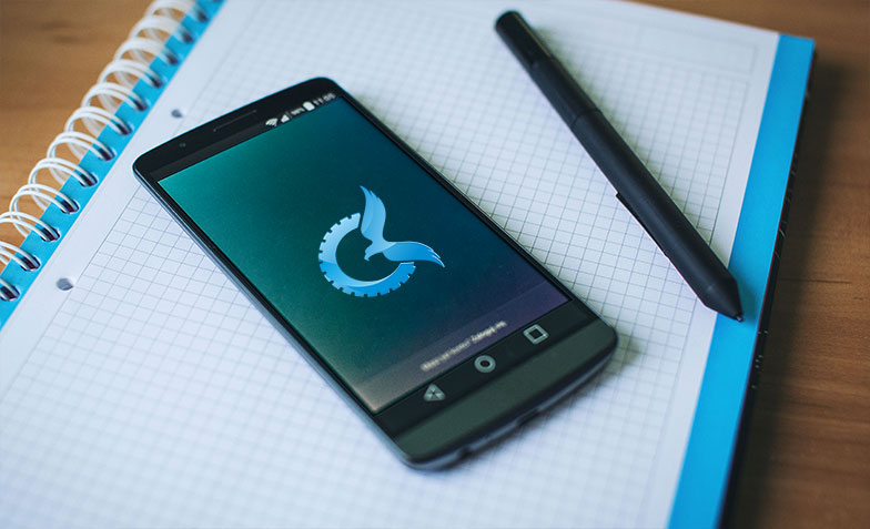 Корпоративное лого хорошо интегрируется в оформление приложения для смартфона.